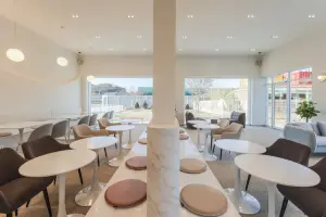 탁트인 전망의 대형 미니멀 감성 카페